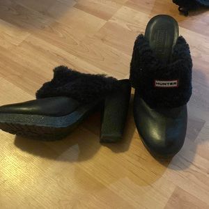 Hunter Black Sherpa lined clogs - size 7.5